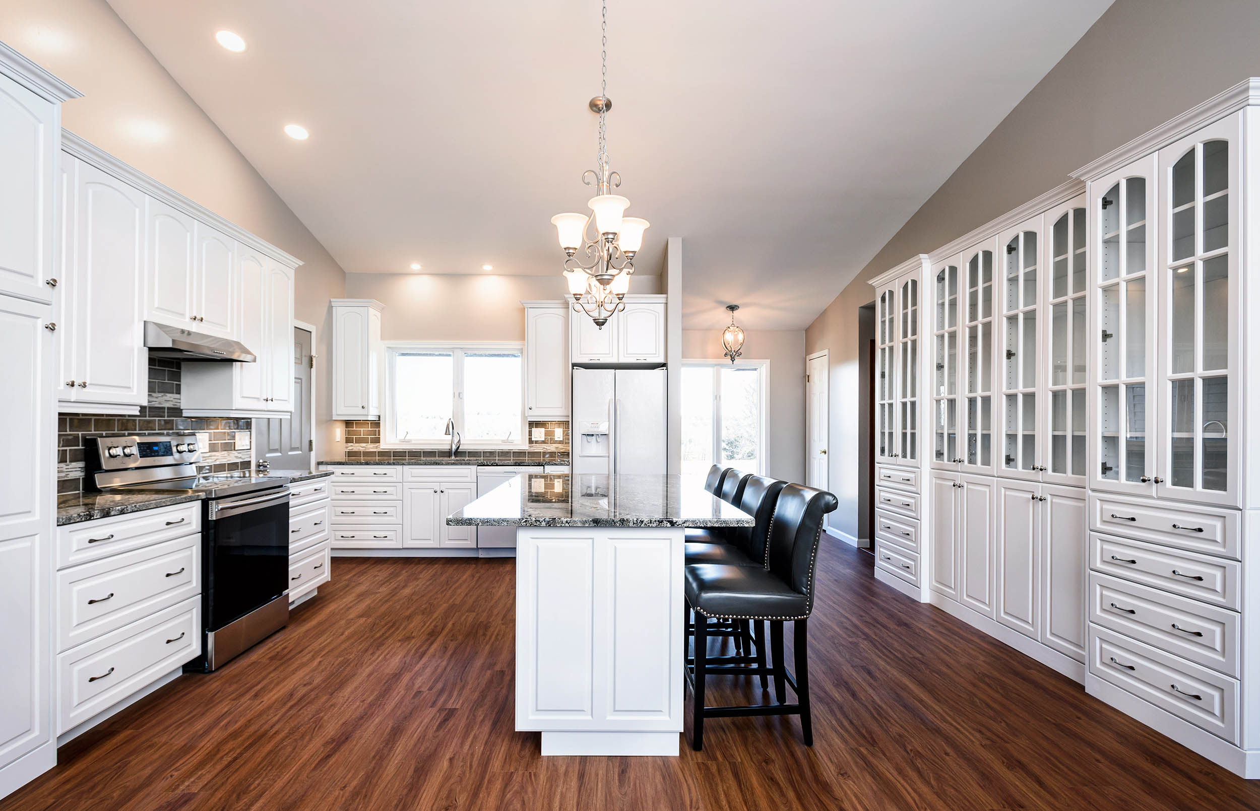 Real estate photographer Mitch Wojnarowicz residential kitchen interior photo.